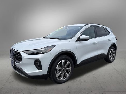 Used 2025 Ford Escape Platinum w/ Class II Trailer Tow Package image 1