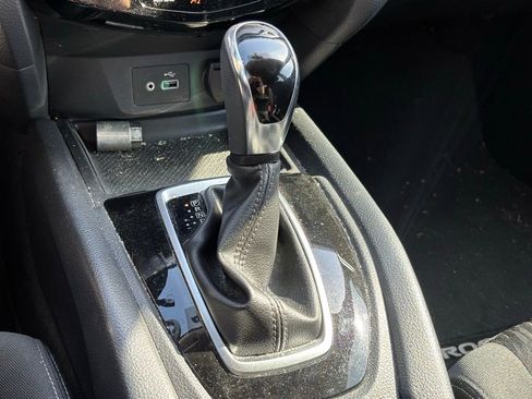 Used 2018 Nissan Rogue SV w/ Premium Package FWD image 12