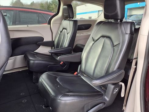 Used 2023 Chrysler Pacifica Touring-L image 20