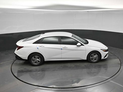 New 2026 Hyundai Elantra SE FWD image 32