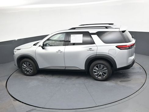 Used 2025 Nissan Pathfinder SV image 34