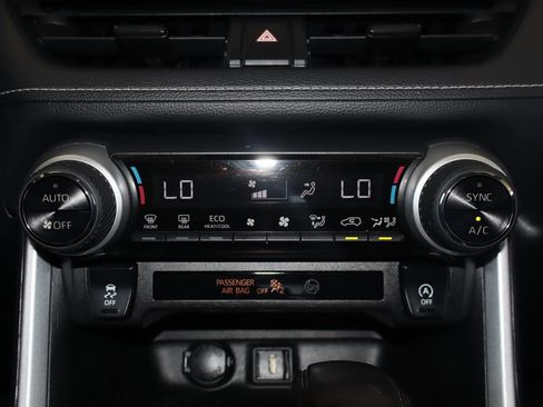 Used 2021 Toyota RAV4 XLE AWD/4WD image 26