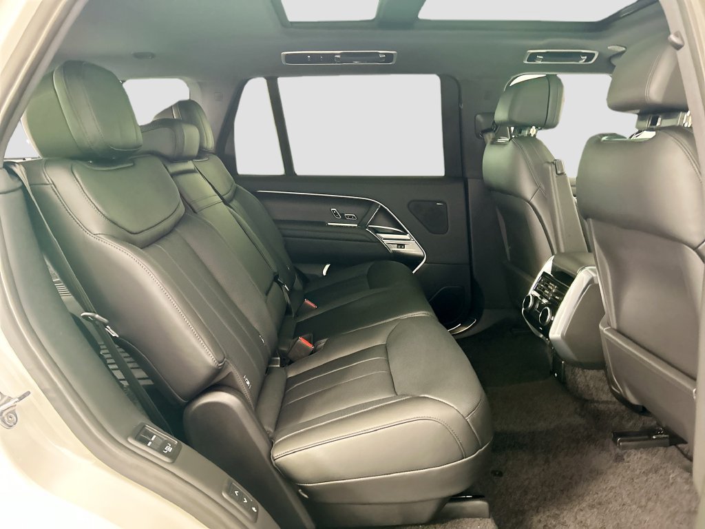 New 2026 Land Rover Range Rover Long Wheelbase SE AWD/4WD image 21