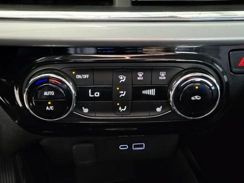 Used 2025 Chevrolet Trax LT w/ LT Convenience Package FWD image 19