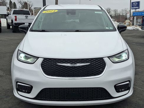 Used 2024 Chrysler Pacifica Touring-L image 2