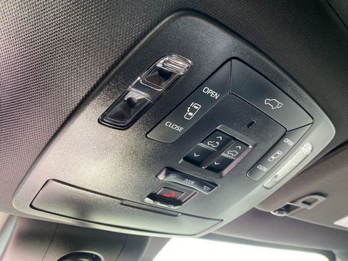 Used 2025 Toyota Sienna Platinum image 33