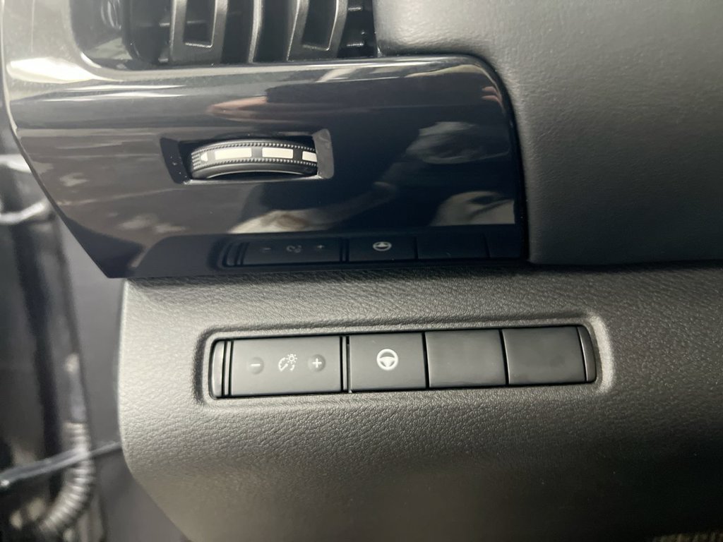 Used 2024 Nissan Pathfinder SV w/ Black Appearance Package AWD/4WD image 18