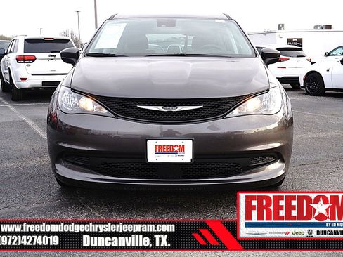 Used 2023 Chrysler Voyager LX image 8