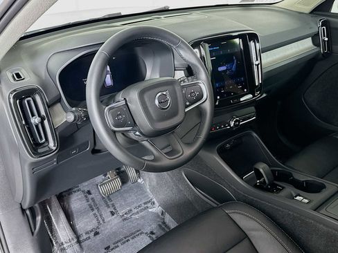 Used 2023 Volvo XC40 B4 Core w/ Convenience Package image 9
