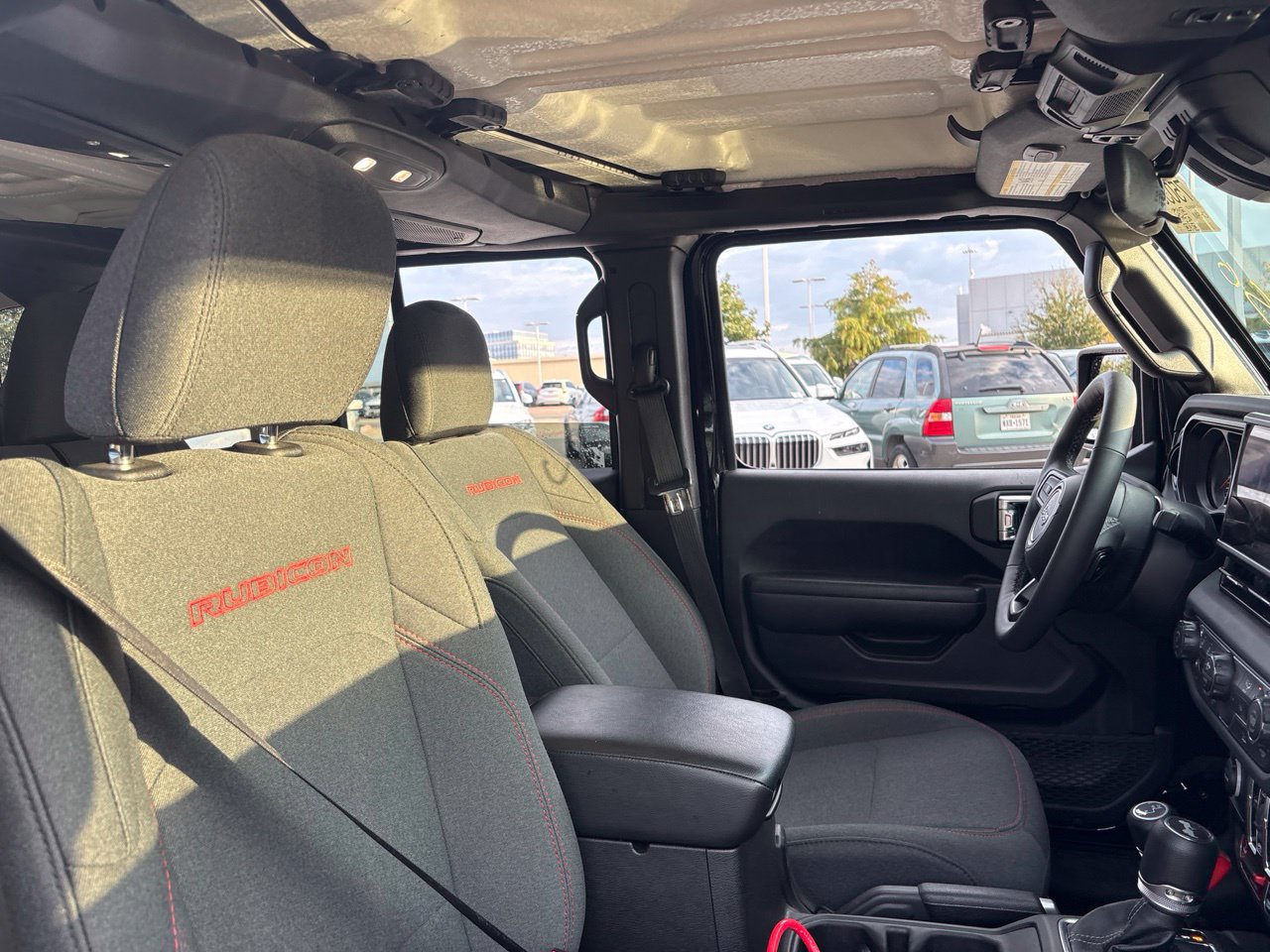 Used 2025 Jeep Wrangler Unlimited Rubicon w/ Convenience Group AWD/4WD image 12