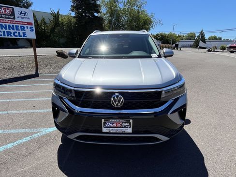 Used 2024 Volkswagen Taos SE w/ Panoramic Sunroof Package AWD/4WD image 8