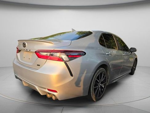 Used 2022 Toyota Camry SE FWD image 5