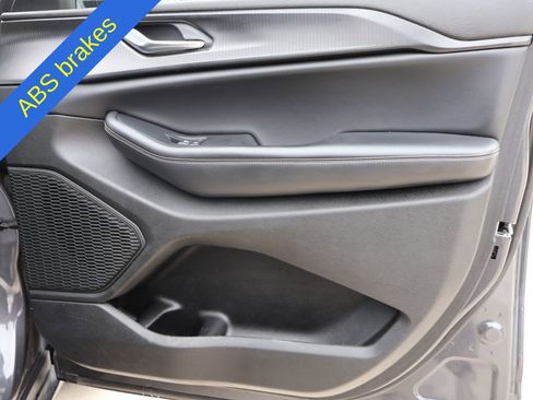 Used 2023 Jeep Grand Cherokee Altitude AWD/4WD image 9