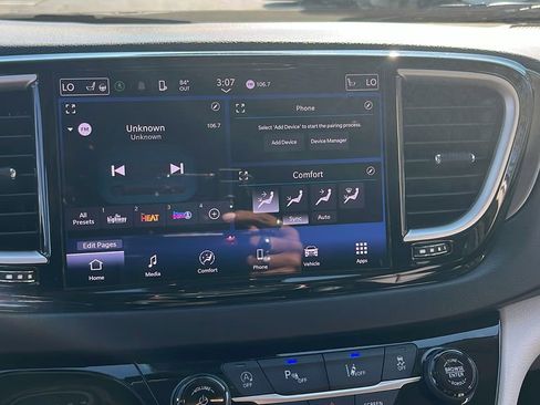 Used 2024 Chrysler Pacifica Touring-L image 21