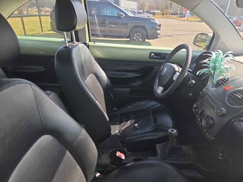 Used 2008 Volkswagen Beetle S image 4