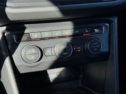 Used 2021 Volkswagen Tiguan SE image 31