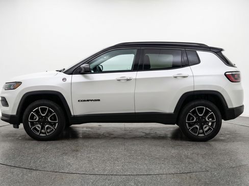 Used 2025 Jeep Compass Trailhawk AWD/4WD image 5
