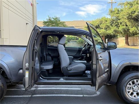 Used 2018 Toyota Tacoma SR5 AWD/4WD image 27