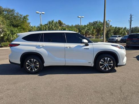 Used 2021 Toyota Highlander XLE image 9