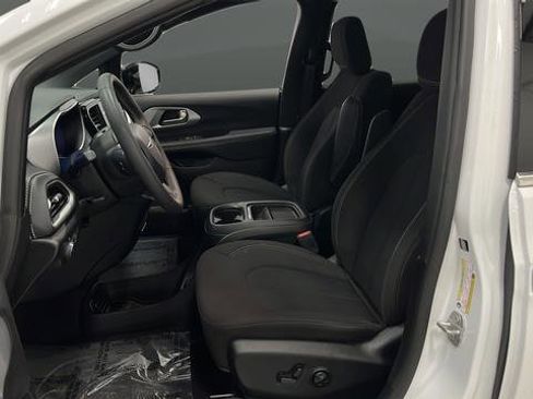 Used 2024 Chrysler Pacifica Touring image 9