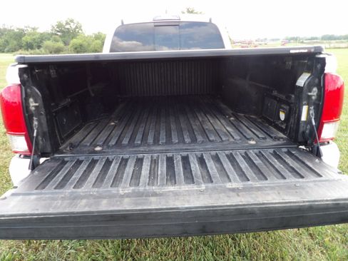 Used 2017 Toyota Tacoma 4x4 Double Cab image 11