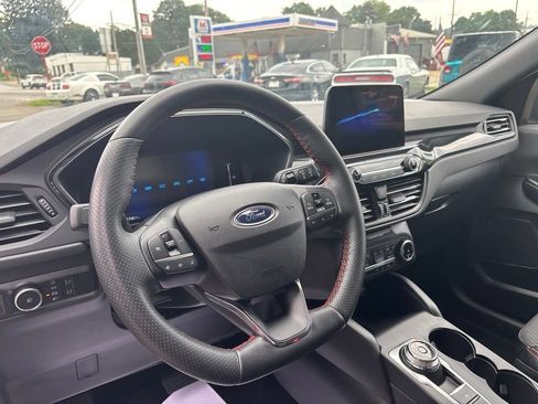 Used 2025 Ford Escape ST-Line Select AWD/4WD image 2