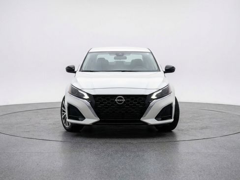 Used 2025 Nissan Altima 2.5 SV FWD image 2