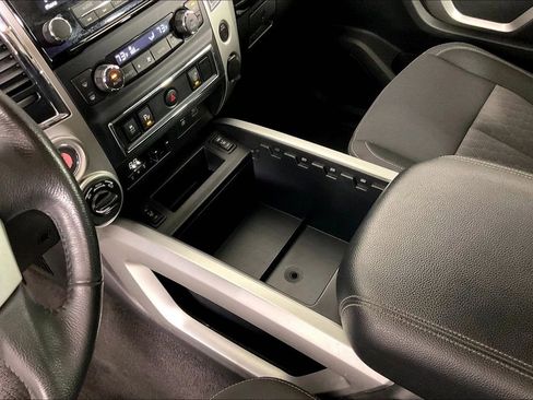 Used 2021 Nissan Titan SV w/ SV Convenience Package image 19