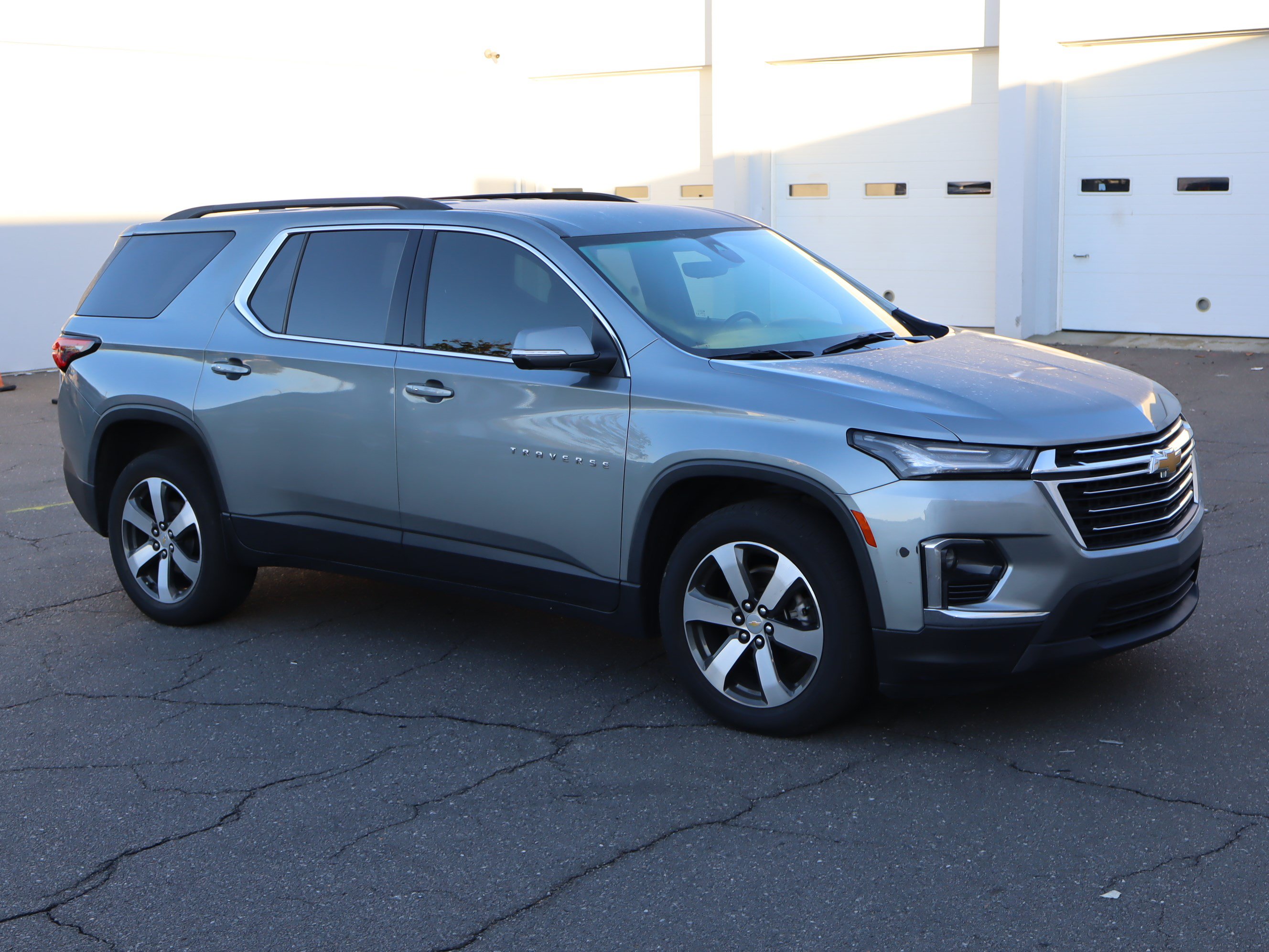 Used 2023 Chevrolet Traverse LT w/ LT Premium Package FWD image 2
