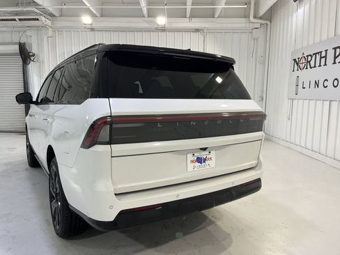Used 2025 Lincoln Navigator Black Label image 4