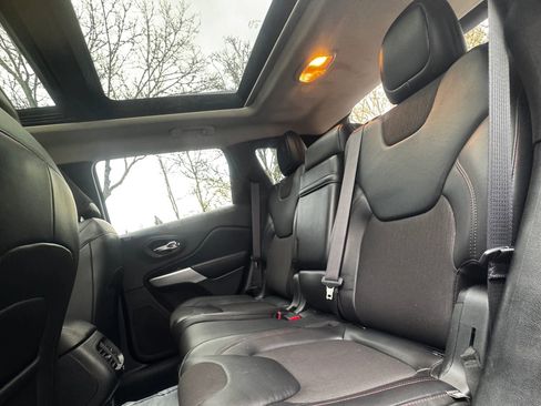 Used 2017 Jeep Cherokee Trailhawk w/ Comfort/Convenience Group image 12