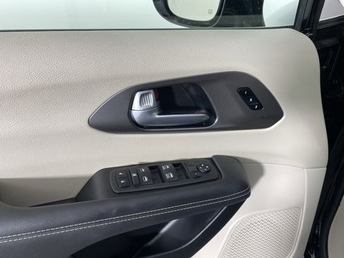 Used 2024 Chrysler Pacifica Touring-L image 14