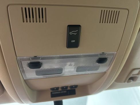 Used 2013 GMC Yukon XL Denali image 17