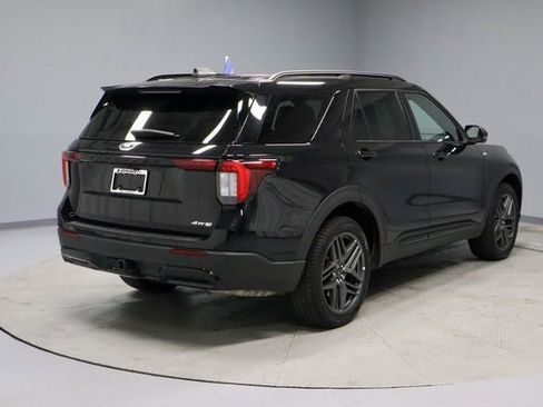 Used 2025 Ford Explorer ST-Line w/ ST-Line Street Pack image 11