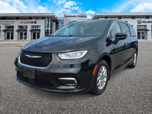 Used 2023 Chrysler Pacifica Touring-L FWD image 4