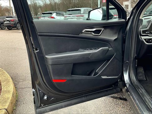 Used 2023 Kia Sportage LX image 9