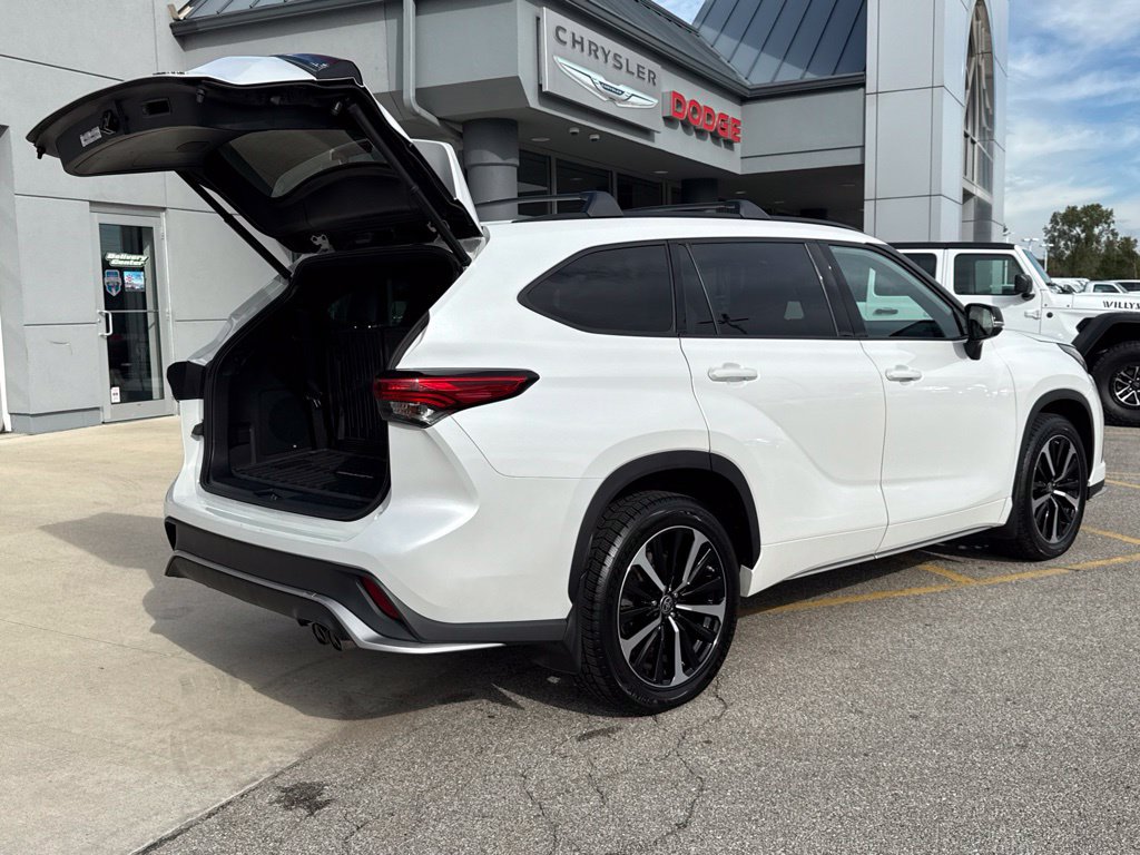 Used 2022 Toyota Highlander XSE AWD/4WD image 13