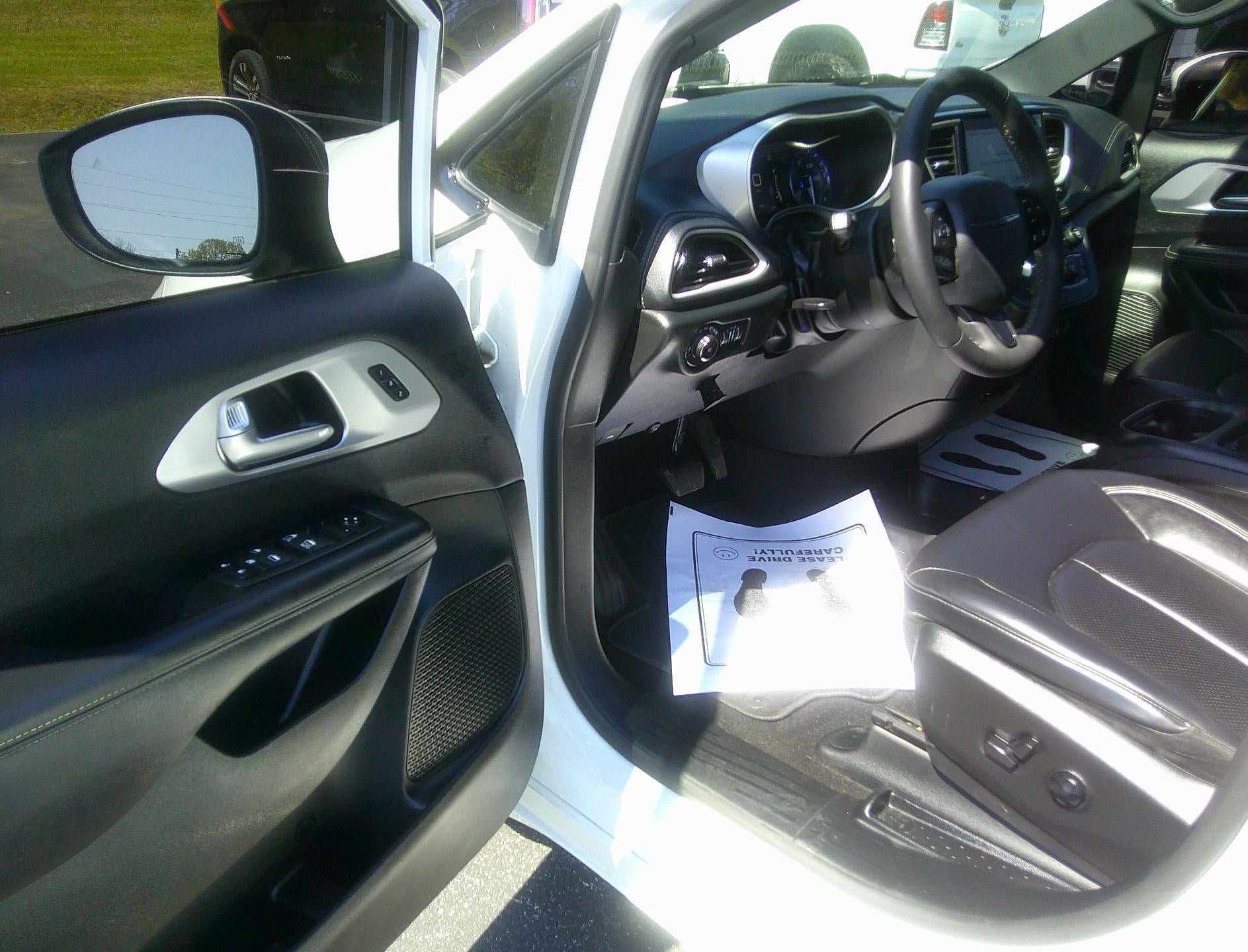 Used 2023 Chrysler Pacifica Touring-L w/ S Appearance Package FWD image 8