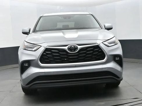 Used 2025 Toyota Highlander LE FWD image 3