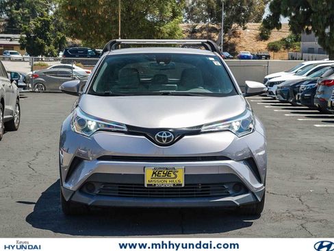 Used 2019 Toyota C-HR XLE FWD image 2