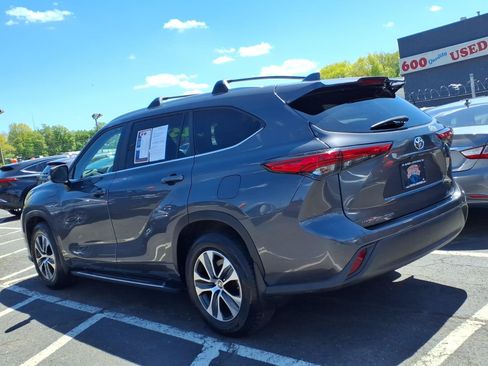 Used 2023 Toyota Highlander XLE AWD/4WD image 4