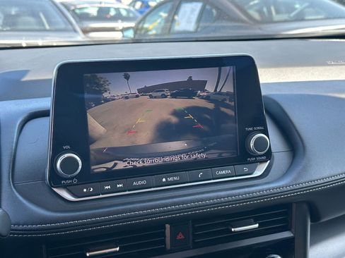 Used 2025 Nissan Rogue SV FWD image 25