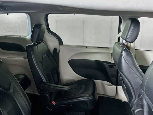 Used 2018 Chrysler Pacifica Touring-L FWD image 25