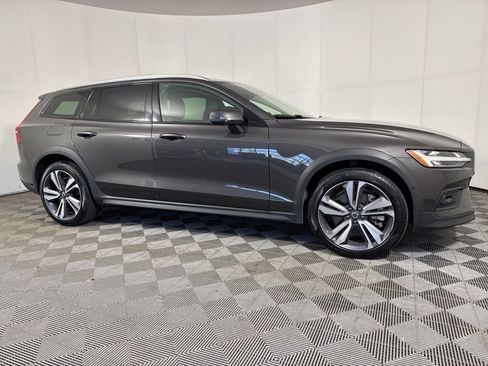 Used 2025 Volvo V60 B5 Cross Country Plus AWD/4WD image 8