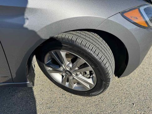 Used 2017 Hyundai Elantra SE image 36