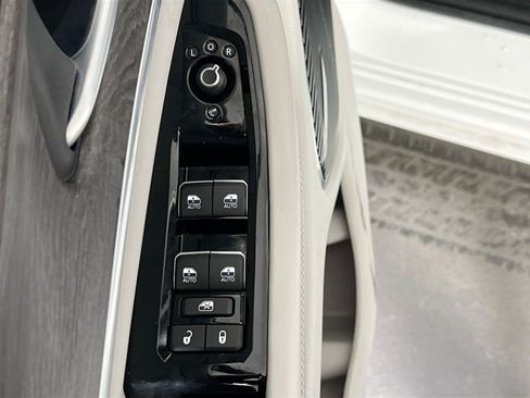 Used 2022 Jeep Grand Cherokee Overland AWD/4WD image 18