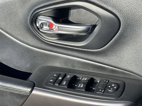 Used 2019 Jeep Cherokee Latitude Plus w/ Comfort/Convenience Group image 20