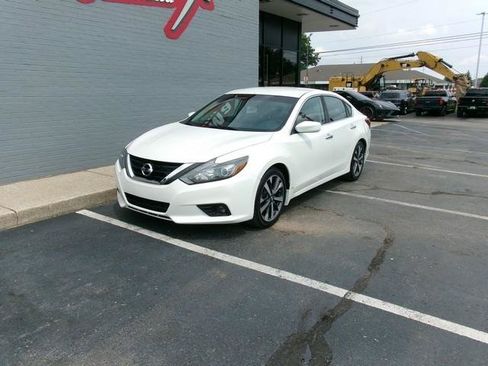 Used 2017 Nissan Altima 2.5 SR FWD image 2