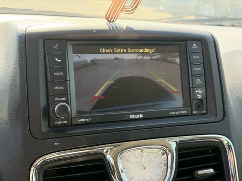 Used 2013 Chrysler Town & Country Touring FWD image 14