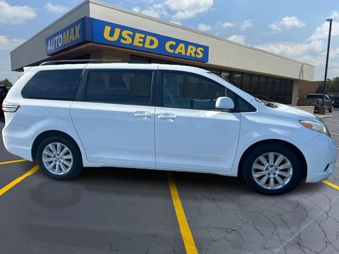 Used 2015 Toyota Sienna LE AWD/4WD image 2